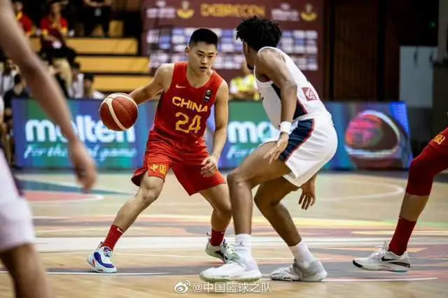 如何在篮球表演赛中观察和发展个人技能_0